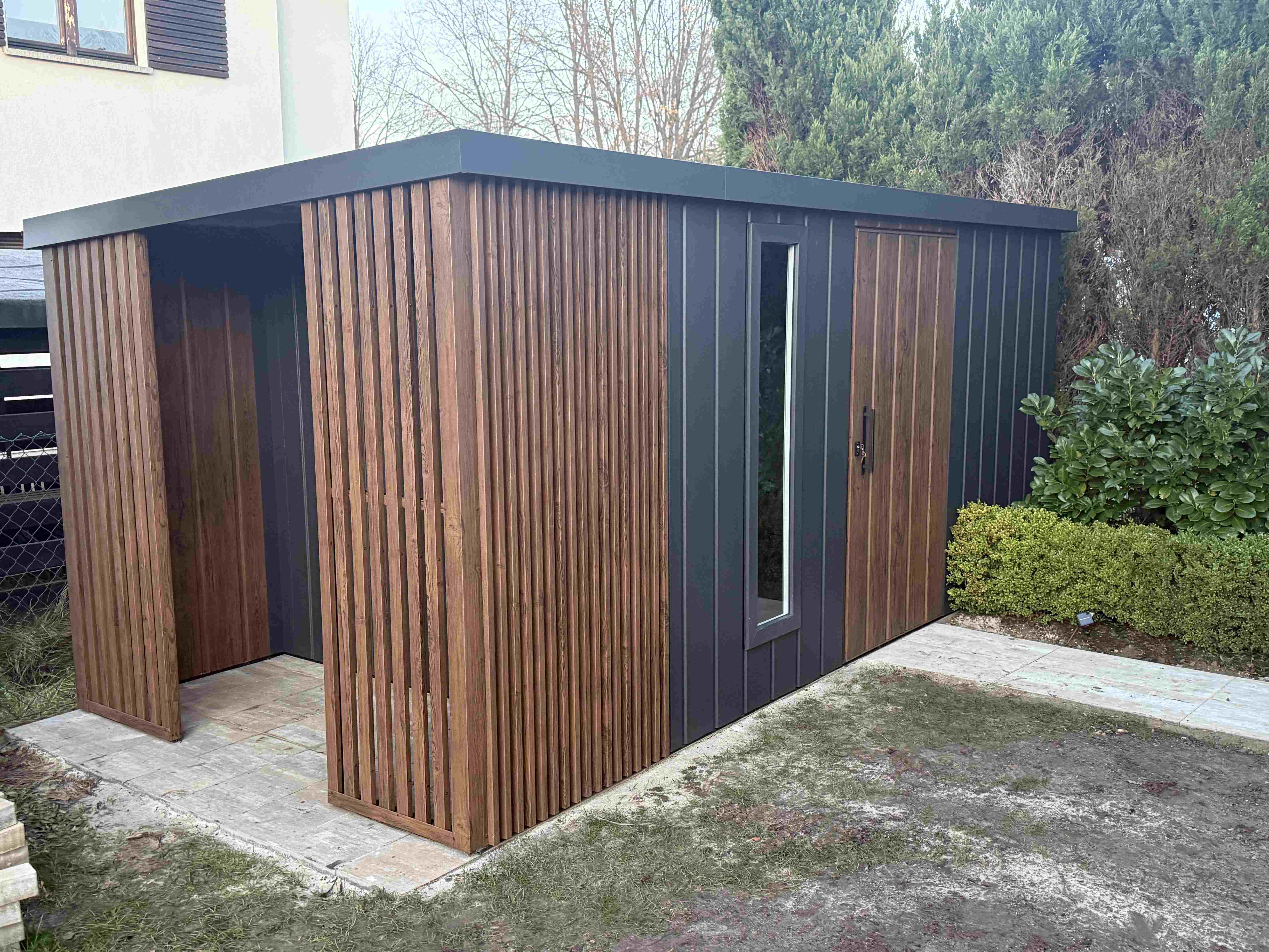 Domek narzędziowy z drewutnią 500x237